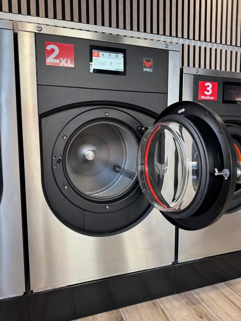 Wasmachines voor gordijnen bij wasserette Happy Wash Den Haag