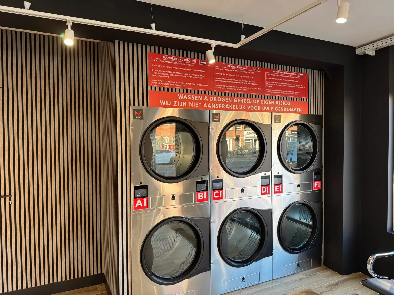 Grote drogers bij wasserette Happy Wash Den Haag